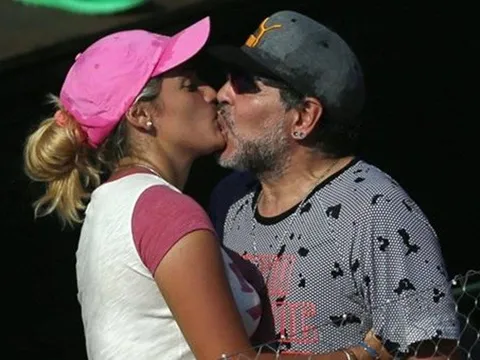 Maradona gồng mình khi hôn bồ 9X