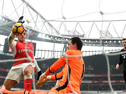 Maradona 'nhập' Sanchez, HLV Wenger không thấy