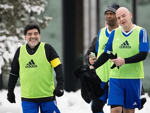 Diego Maradona hào hứng dự trận đấu của các huyền thoại