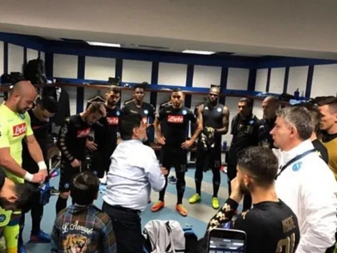 Maradona vào tận phòng thay đồ "tiếp lửa" dàn sao Napoli