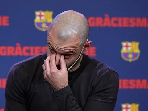 Mascherano rơi lệ trong lễ chia tay Barcelona