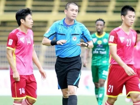 Mất điểm, HLV Khánh Hòa bức xúc với con trưởng ban trọng tài