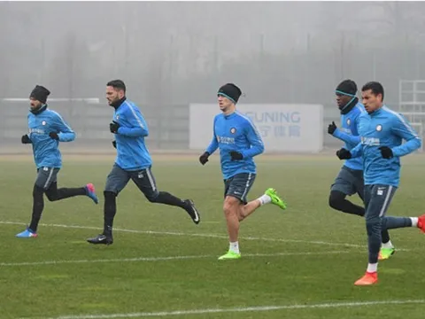 Mặt trời còn chưa lên, Inter đã ra sân tập luyện vì Juventus