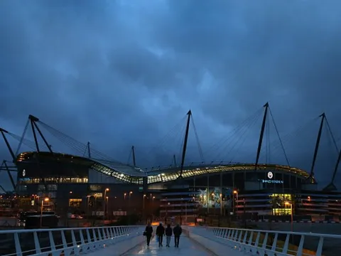 Mây đen phủ kín Etihad trong lúc Man City tập luyện