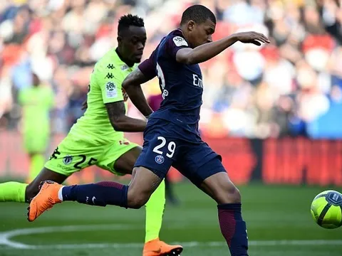 Mbappe lập cú đúp giúp 10 người PSG đánh bại Angers