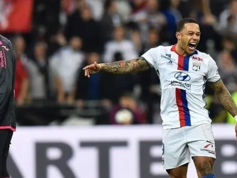 Memphis Depay lập siêu phẩm từ giữa sân giúp Lyon hủy diệt Toulouse