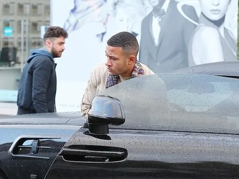 Depay lái Rolls Royce đi chơi với vẻ mặt cau có