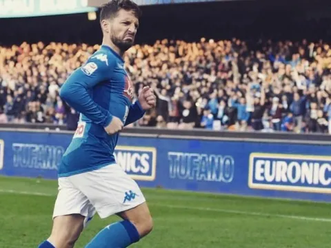 Mertens bị trêu chọc sau màn ăn mừng 'nhăn như khỉ ăn ớt'