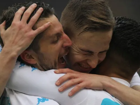 Mertens tỏa sáng, Strootman cố cứu Roma nhưng không thành