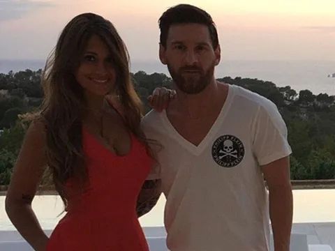 Messi và bà xã mắc kẹt trong vòng vây của người hâm mộ