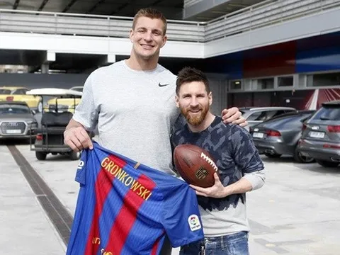 Messi lọt thỏm khi đứng cạnh cầu thủ bóng bầu dục