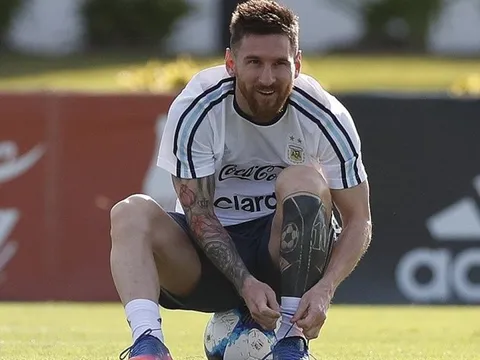 Messi khoe hình xăm độc trong ngày hội quân