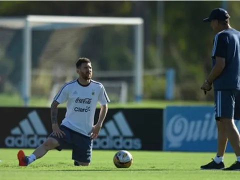 Messi 'ngoan hiền' lắng nghe từng lời dạy của Bauza