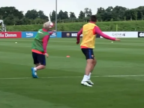 Messi nhẹ nhàng 'làm nhục' Suarez trên sân tập