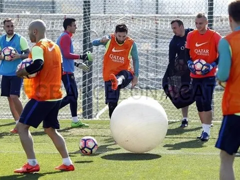 Messi phấn khích khi được chơi cùng quả bóng khổng lồ