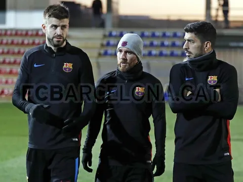 Messi tê cóng nhìn tân binh tung hoành trên sân tập