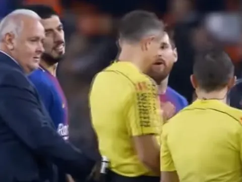 Messi và Suarez liên tục phàn nàn với trọng tài vì mất bàn thắng