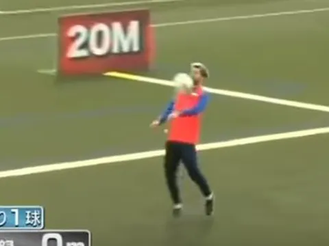 Messi và Suarez trổ tài chuyền và khống chế bóng ở cự ly 50m