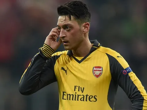 Mesut Oezil như vật tế thần ở Arsenal