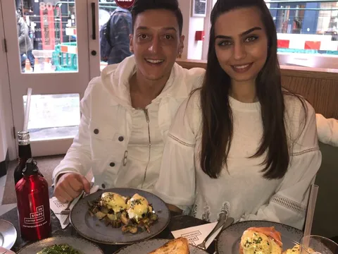 Mesut Ozil lại khoe ảnh thân mật cùng hoa hậu Thổ Nhĩ Kỳ