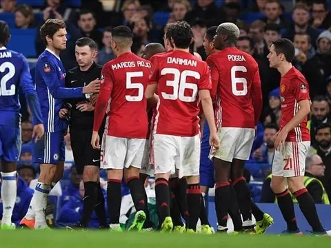 Bắt 4 trận, trọng tài Michael Oliver phạt M.U 3 quả phạt đền, 1 thẻ đỏ