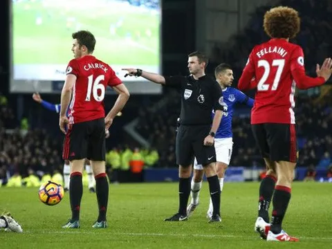 Trọng tài Michael Oliver bắt derby nước Anh, Liverpool mừng, MU lo