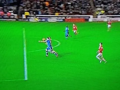 Trọng tài Mike Dean tạo bê bối đáng xấu hổ
