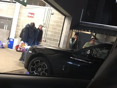 Mkhitaryan cười toe toét ở London, đi cùng siêu cò Mino Raiola
