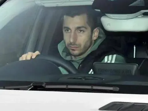 Mkhitaryan không kìm được nước mắt trong ngày chia tay Man Utd