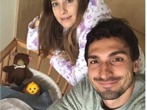 Mats Hummels bỏ thi đấu vì bận... làm bố