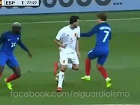 Một mình Sergio Busquets cân cả hàng tiền vệ Pháp