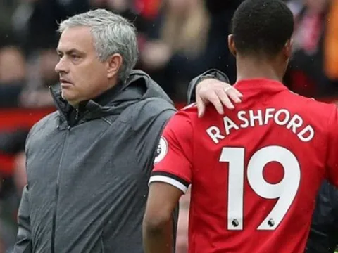 Mourinho rút Rashford ra nghỉ vì ‘ám ảnh’ Gary Neville