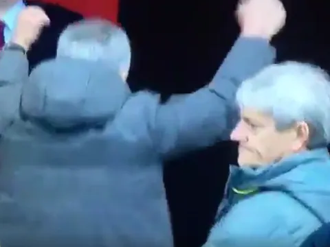 Mourinho bị chỉ trích thậm tệ vì bỏ vào đường hầm sớm