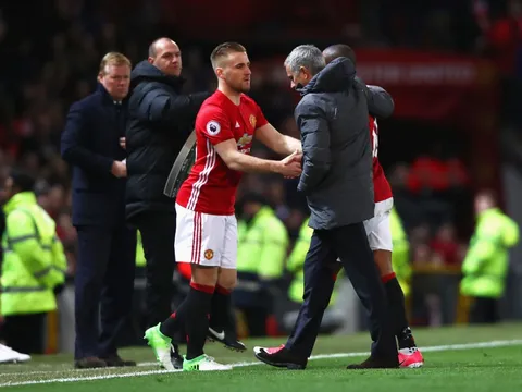 Mourinho chê Luke Shaw có vấn đề ở tư duy chơi bóng