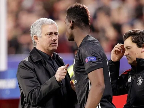 Mourinho cứng rắn trong cuộc chiến quyền lực với sao MU