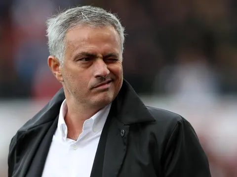 Mourinho đặt câu hỏi cho 3 huyền thoại Man Utd