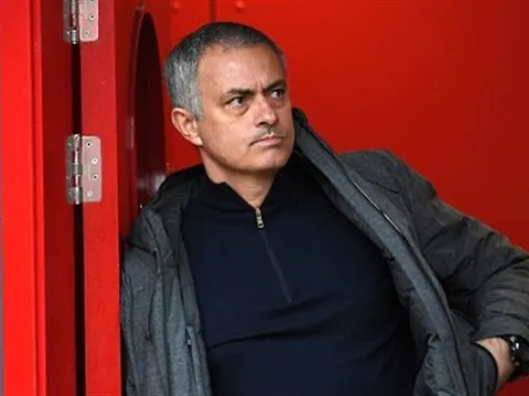 Mourinho đầy căng thẳng quan sát địa hình tại sân Riverside