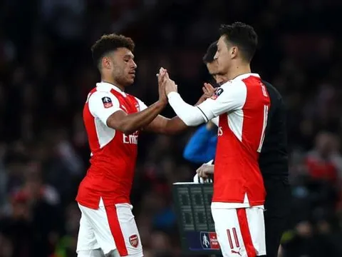 Mourinho dụ dỗ Oezil & Chamberlain về M.U