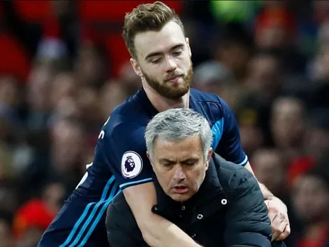 Mourinho đứng ngồi không yên, "câu giờ" lộ liễu vì 3 điểm