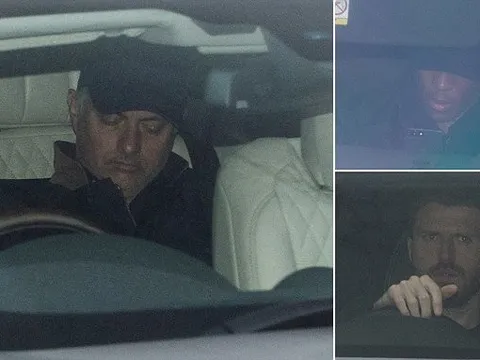 Mourinho lại ngủ gà ngủ gật đến sân tập Man Utd