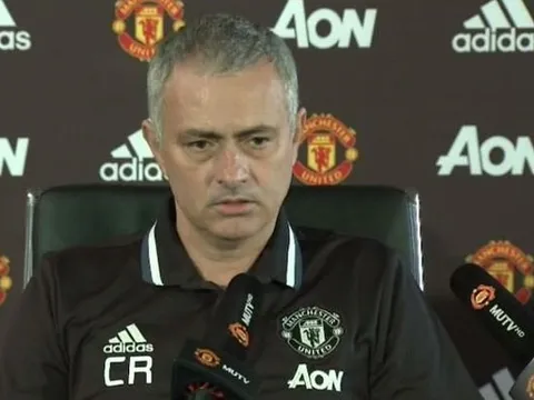 Mourinho mặc áo in tên Ranieri dự họp báo