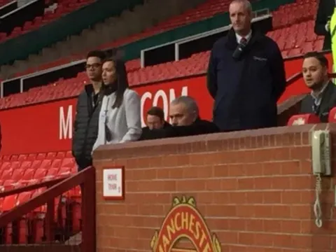 Mourinho mặt 'chù ụ' nhìn học trò quảng bá đồng hồ