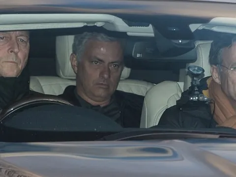 Mourinho mặt lạnh tanh trên đường đến sân tập Man Utd