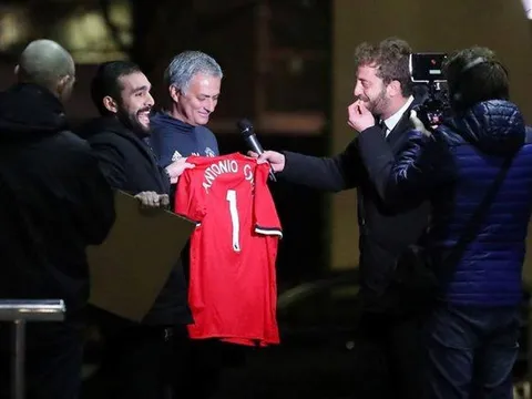 Mourinho ngớ người khi bị gài kí vào áo đấu M.U có tên Antonio Conte