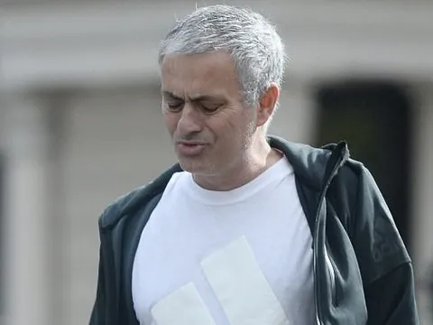 Mourinho trở lại London với vẻ mặt đau khổ