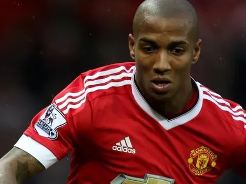 Mourinho tuyên bố Young có thể rời Man Utd