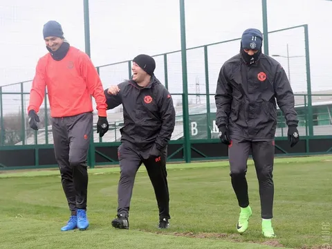 Chùm ảnh: Rooney tái xuất, Mkhitaryan cau có trong buổi tập mới nhất