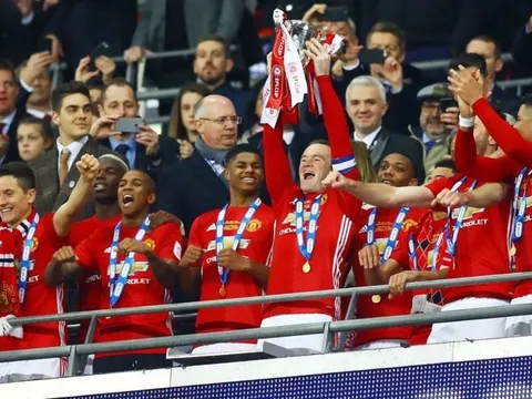 Man Utd: Mộng vàng “ăn 3”