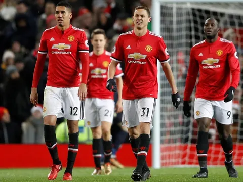 Đã đến lúc Mourinho thôi “dựng xe bus”?