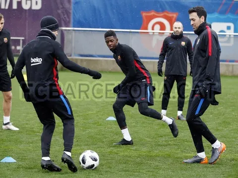 Mưa gió không ngăn được Barcelona tập luyện